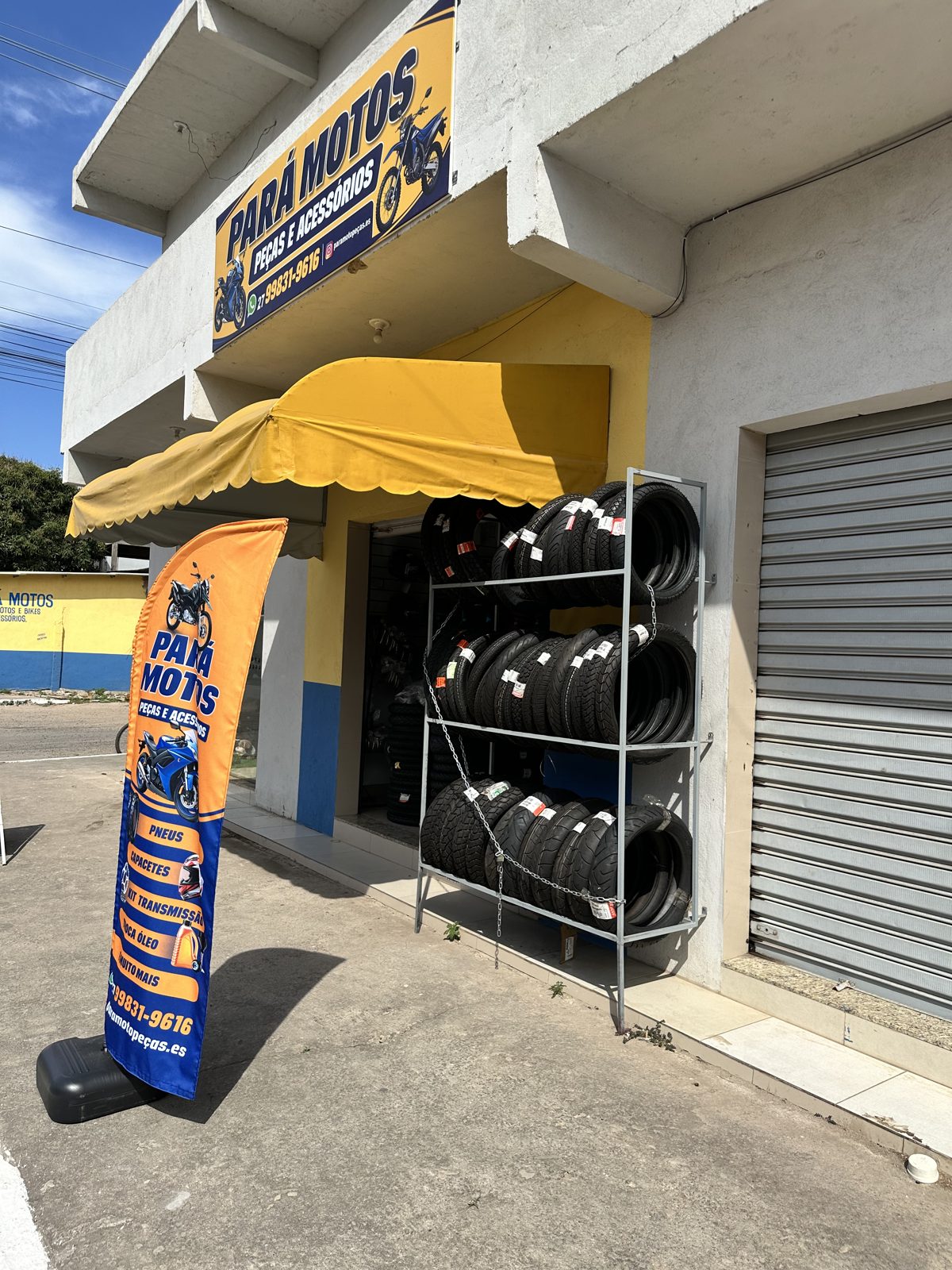 Entrada da Pará Motos com pneus expostos na calçada